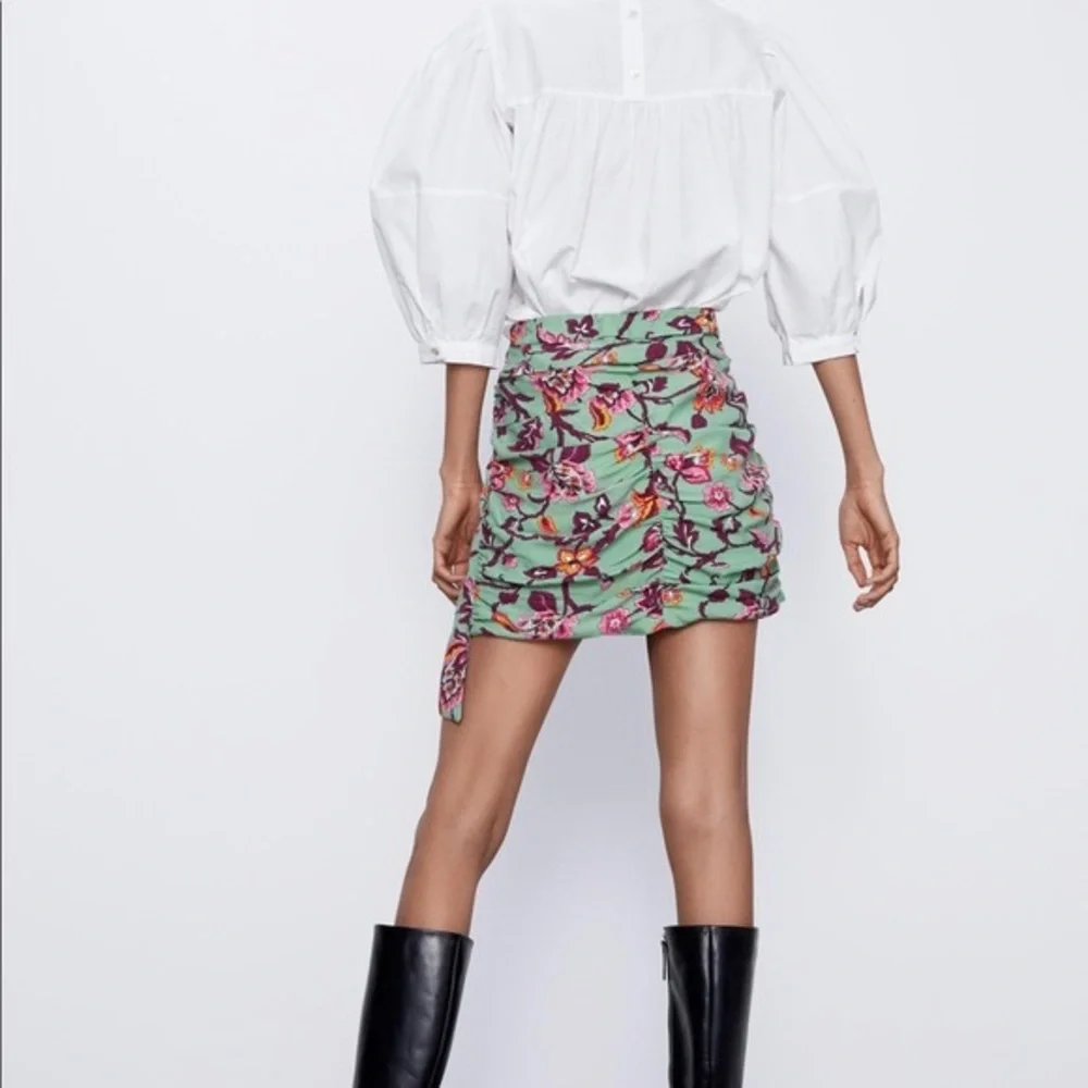 ZARA - FLORAL DRAPED MINI SKIRT - Picture 4 of 6